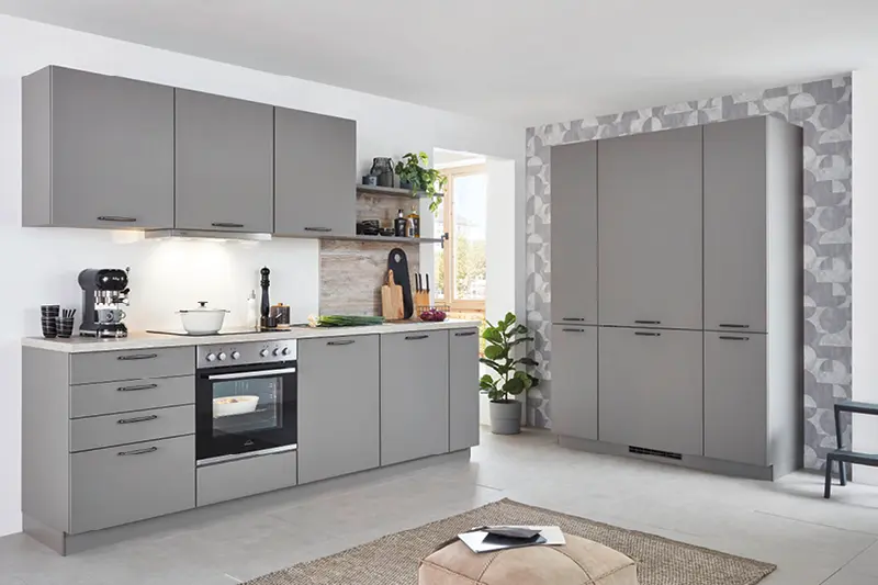 Zeitlose graue Einbauküche mit Hochschrank, Hängeschränken und offenen Regalen. Praktische Küchenlösung mit modernen Geräten und großzügigem Stauraum.